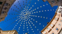 大教堂广场上方的白鸽装置艺术，意大利阿马尔菲 (© LatitudeStock – TTL/Getty Images)