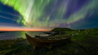 在划艇上方的北极光，加拿大纽芬兰 (© Adam Woodworth/Aurora Photos)