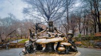 纽约中央公园内的爱丽丝梦游仙境雕塑，美国纽约  (© Diego Grandi/Shutterstock)
