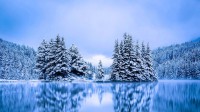 班夫国家公园内的双杰克湖，加拿大阿尔伯塔省 (© Aurora Photos/Offset by Shutterstock)