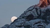 黄石国家公园里正在升起的月亮  (© Tom Murphy/Getty Images)