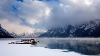 明尼万卡湖上的船屋，加拿大阿尔伯塔省班夫国家公园 (© Wayne Simpson/All Canada Photos/Superstock)