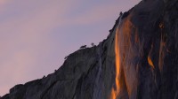 马尾瀑布形成的火瀑，美国加利福尼亚州优胜美地国家公园 (© Nimia)