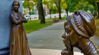 菲利斯·惠特利和阿比盖尔·亚当斯的雕像，马萨诸塞州波士顿妇女纪念馆 (© Education Images/UIG via Getty Images)