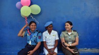 出席2016年国际妇女节庆祝仪式的联合国海地稳定特派团的女警察 (© Hector Retamal/AFP/Getty Images)