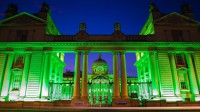 为圣帕特里克节亮灯的国总理府，爱尔兰都柏林 (© David Soanes Photography/Getty Images)