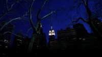 2011年在“地球一小时”前亮灯的纽约帝国大厦 (© Eric Thayer/Reuters)