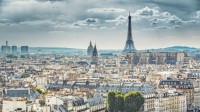 从巴黎圣母院拍摄到的埃菲尔铁塔，法国巴黎 (© Funny Solution Studio/Shutterstock)