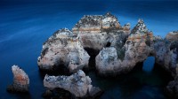 阿尔加维海岸附近的Ponta da Piedade岩层，葡萄牙 (© David Santiago Garcia/Offset)