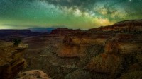 在犹他州峡谷地国家公园中看到的银河 (© Cavan Images/Offset)