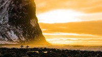 罗弗敦群岛的北极冲浪之旅，挪威罗弗敦大师赛 (© Nicolás Pina/Tandem Stills + Motion)