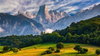 欧罗巴山国家公园中的Naranjo de Bulnes峰，西班牙阿斯图里亚斯  (© Anton Petrus/Getty Images)