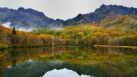 秋日景色倒映于镜池中，日本长野 (© magicflute002/Getty images)