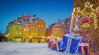 华沙的圣诞节日装饰，波兰 (© David Milsen/Alamy)