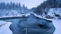 冬季奥兰卡国家公园Myllykoski风景区中的漩涡，芬兰库萨莫 (© Lassi Rautiainen/Minden Pictures)