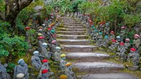 排列在通往大圣院石径上的小罗汉雕像，日本宫岛 (© Malcolm Fairman/Alamy)