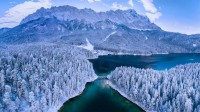 楚格峰下的艾布湖，德国巴伐利亚 (© Marc Hohenleitner/Huber/eStock Photo)