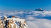 以佩尔莫山为背景云层之上的Rifugio Lagazuoi，意大利多洛米蒂山脉 (© Nicolo Miana/eStock Photo)