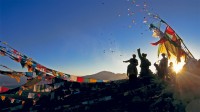 朝圣者将风马旗扔向甘登寺上方的空中为新年祈福，中国西藏 (© Ian Cumming/plainpicture)
