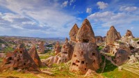 “精灵烟囟”和窑洞，土耳其卡帕多西亚 (© Ivan Kmit/Alamy)