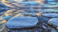 克卢恩国家公园里的凯瑟琳湖和沃辛顿山，育空 (© plainpicture/Design Pics/Robert Postma)
