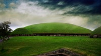 纽格兰奇墓，爱尔兰博因河谷 (© whatapicture/plainpicture)