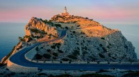 悬崖边的福门托尔角灯塔，西班牙马略卡岛 (© Lasse Eklöf/DEEPOL by plainpicture)