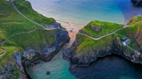 连接巴林托伊附近两处悬崖的Carrick-a-Rede索桥，北爱尔兰安特里姆 (© NordicMoonlight/iStock/Getty Images Plus)