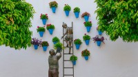 正在照看花草的孩子和祖父铜雕，西班牙科尔多瓦 (© David M G/Alamy)