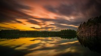厄勒布鲁附近湖上的仲夏之光，瑞典 (© Anders Jorulf/Getty Images)