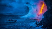 一艘游船经过时熔岩流撞击水面产生爆炸，夏威夷火山国家公园 (© Patrick Kelley/Getty Images)