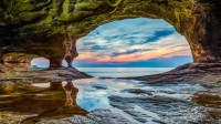 彩岩国家湖滨区的岩洞，密歇根 (© Kenneth Keifer/Getty Images)