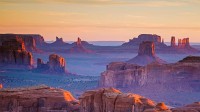 从亨茨梅萨俯瞰纪念碑谷，亚利桑那州与犹他州之间纳瓦霍族保留地 (© AWL Images/Danita Delimont)