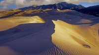 以桑格雷－德克里斯托山为背景的沙丘，科罗拉多州大沙丘国家公园 (© Tim Fitzharris/Minden Pictures)