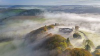 Restormel城堡上空的秋雾，英国康沃尔 (© Robert Harding/Alamy)