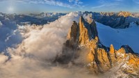 鸟瞰勃朗峰山脉中的南针峰，法国 (© Amazing Aerial Agency/Offset by Shutterstock)