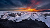 冰河湖对面的钻石冰沙滩，冰岛 (© surangaw/Getty Images)