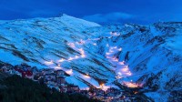 Pradollano滑雪站，西班牙内华达山脉国家公园 (© NTCo/iStock/Getty Images Plus)