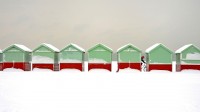 布莱顿-霍夫被雪覆盖的海滩小屋，英国 (© Tim Jones/Alamy)