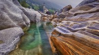 拉韦尔泰佐附近一条河里的石头，瑞士塞斯卡山谷 (© Robert Seitz/Offset by Shutterstock)