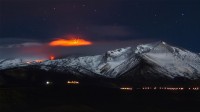 2013年正在喷发的埃特纳火山，意大利西西里岛 (© Wead/Alamy Live News)