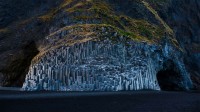 黑沙滩上Reynisdrangar的玄武岩，冰岛 (© Cavan Images/Getty Images)