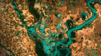 位于阿肯色州和密西西比州交界处的密西西比河 (© NASA)