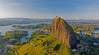 鸟瞰瓜塔佩巨岩，哥伦比亚瓜塔佩 (© Amazing Aerial Agency/Offset by Shutterstock)