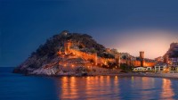 由中世纪的城墙包围着的市镇，西班牙滨海托萨 (© dleiva/Alamy)