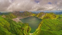 鸟瞰皮纳图博火山湖和山脉，菲律宾波拉克 (© Amazing Aerial Agency/Offset by Shutterstock)