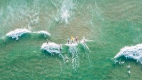 在伯利角冲浪的人们，澳大利亚黄金海岸 (© Vicki Smith/Getty Images)