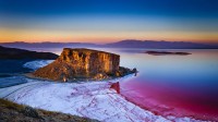 乌鲁米耶湖中的岩层，伊朗 (© Ali/Adobe Stock)