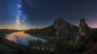 塔霍河上空的银河，西班牙蒙弗拉圭国家公园 (© Miguel Angel Muñoz Ruiz/Cavan Images)