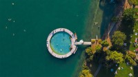 苏黎世湖岸边的室外游泳池，瑞士 (© Amazing Aerial Agency/Offset by Shutterstock)
